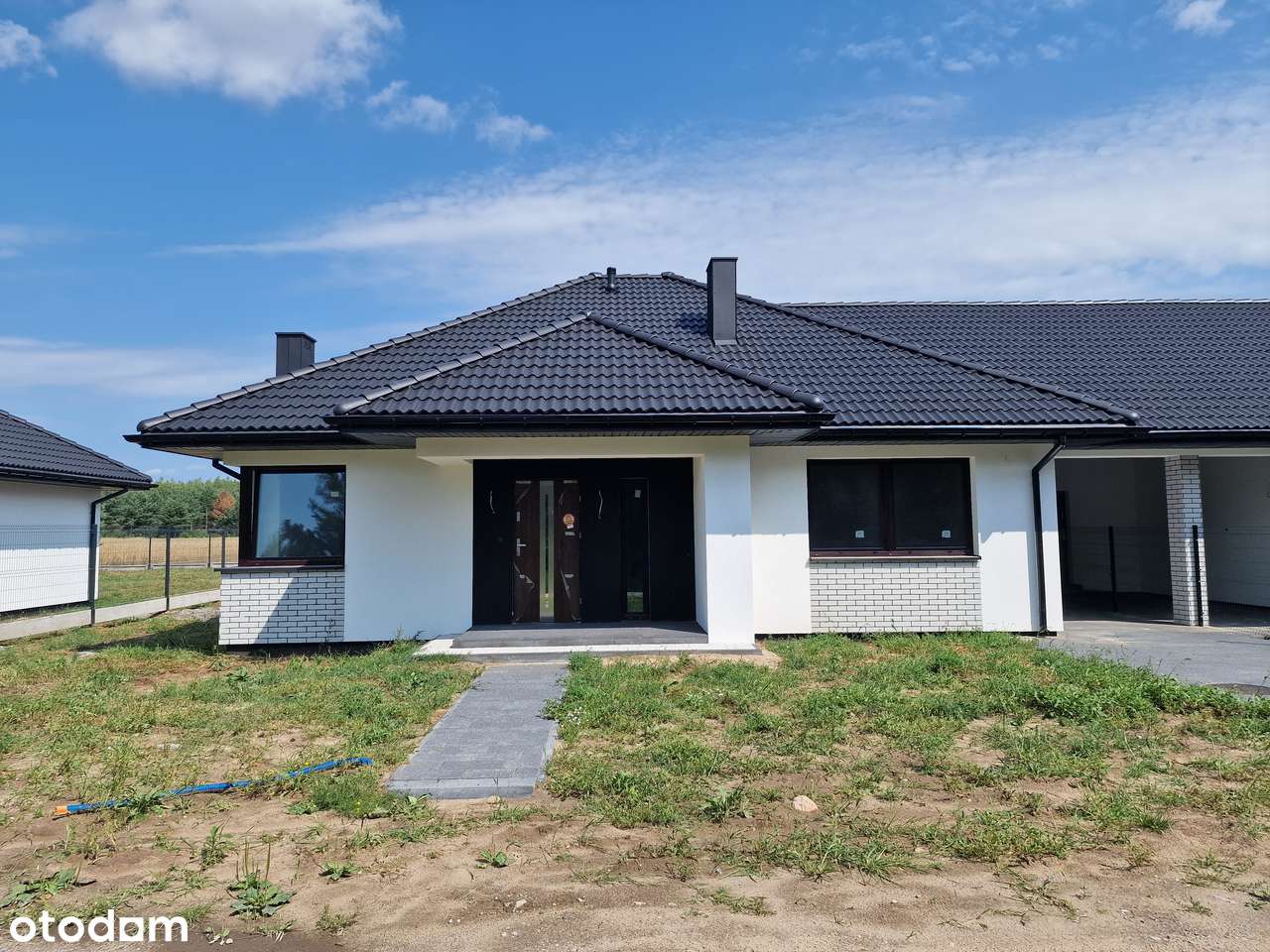 Nowoczesny Dom  z Wiatą Garażową-2