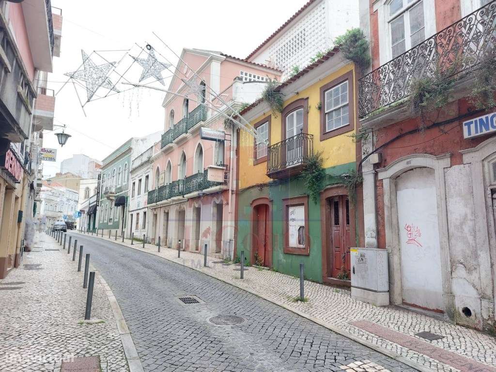 Prédio para recuperar junto á praça da fruta - Grande imagem: 3/19