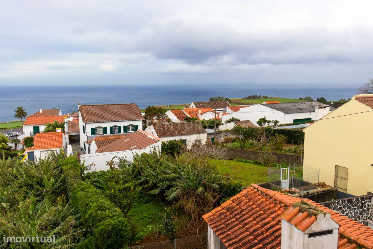 Imóvel de 3 Pisos com Potencial para Turismo ou Negócio-0