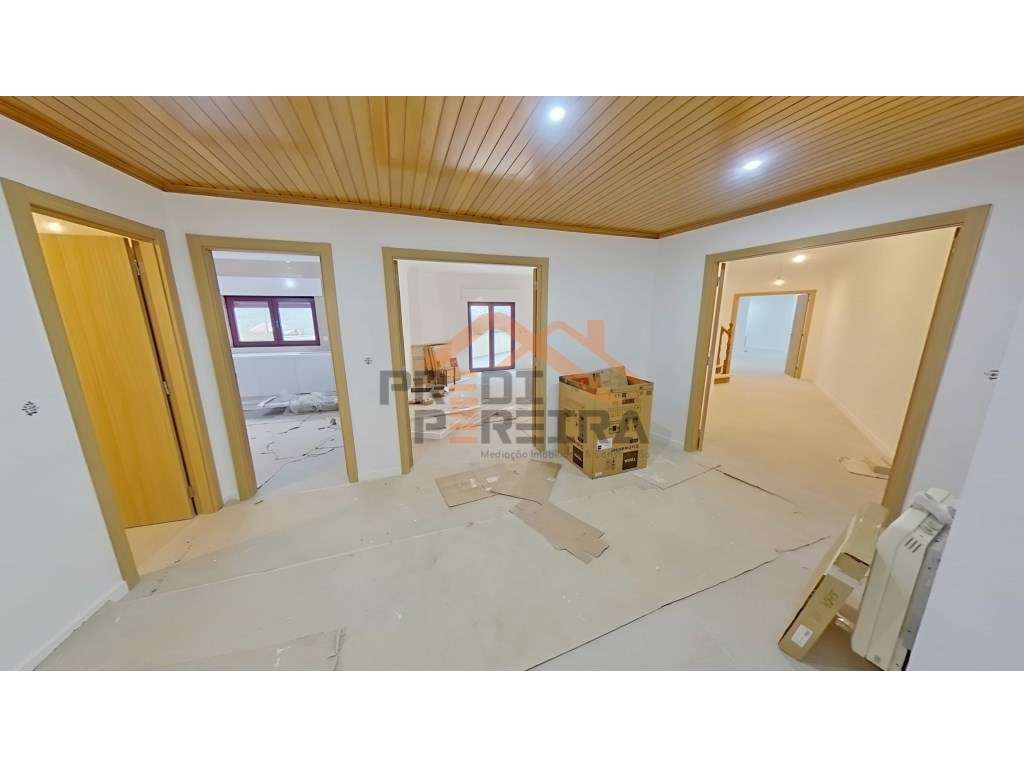 Duplex T3 remodelado, com box, situado em Casal de Cambra. - Grande imagem: 5/27