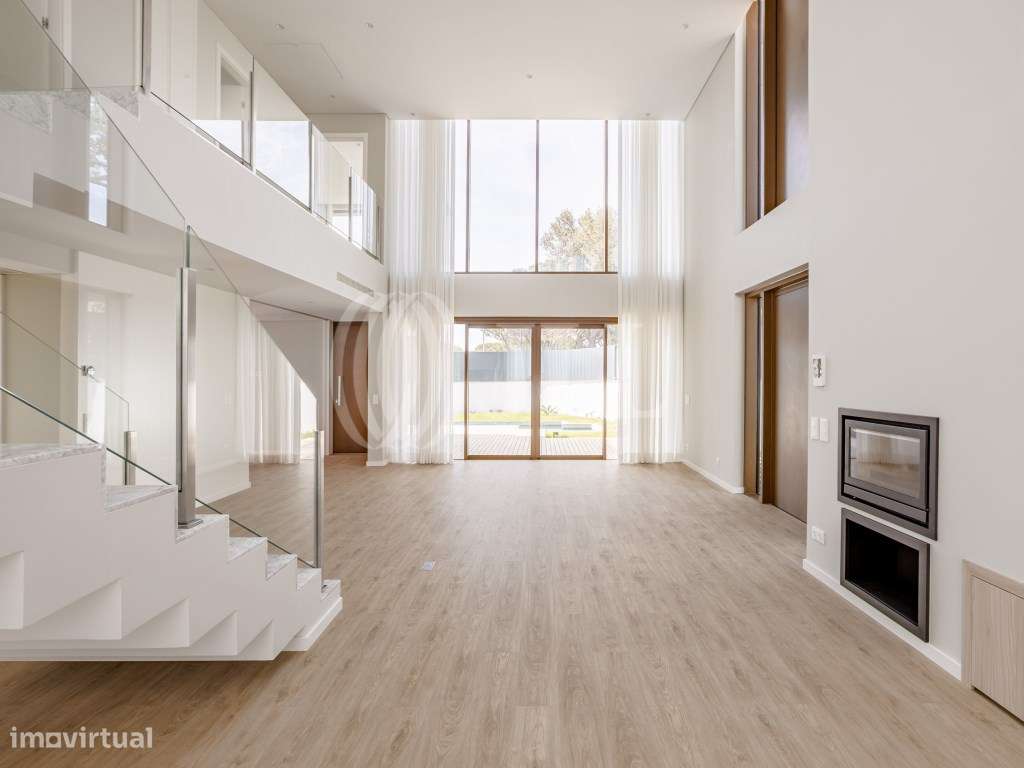 Moradia T4 com jardim e piscina no Estoril - Grande imagem: 4/52