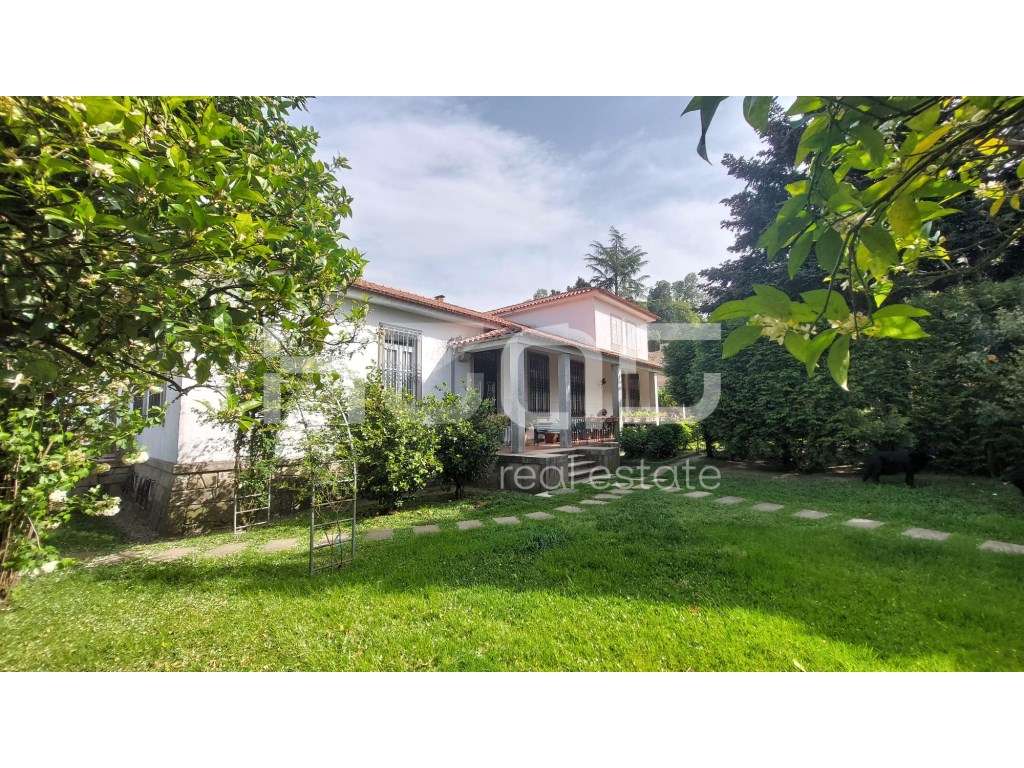 Moradia com Jardim de 2.700 m² em Braga - Charme, Privacidade e Pot...-1