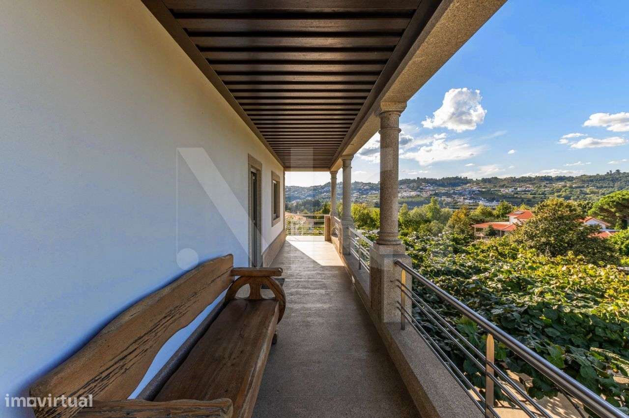 Moradia T3, com Varanda, jardins e Piscina em Felgueiras-11