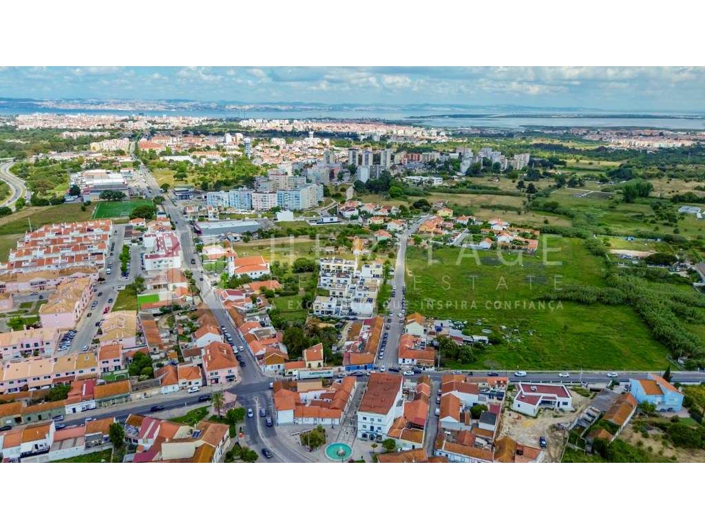 Moradia Isolada T4 com Garagem e Espaço Exterior em Santo António d...-31