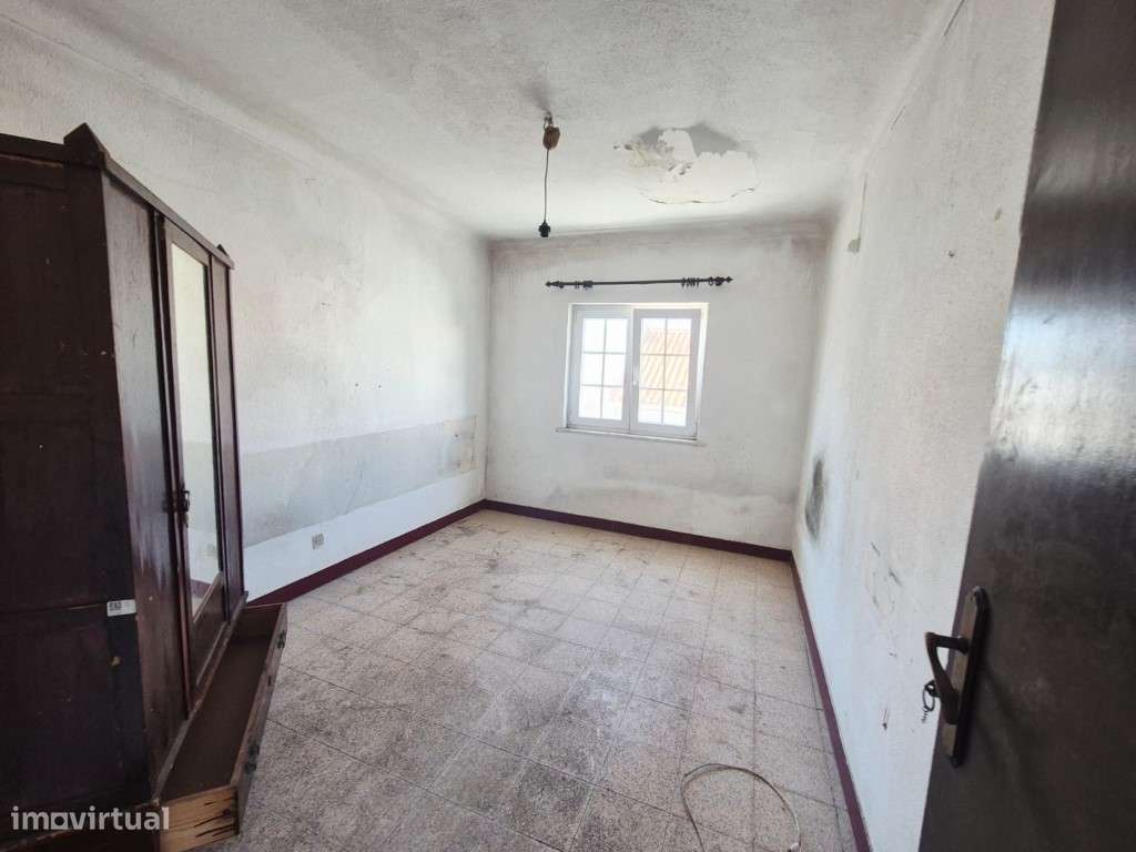 Edifício no centro de Milfontes-17