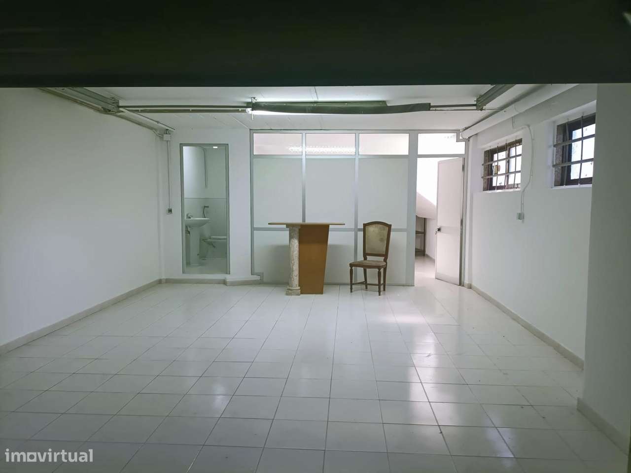 Garagem Box / Armazém com WC e Luz Natural - Grande imagem: 4/13