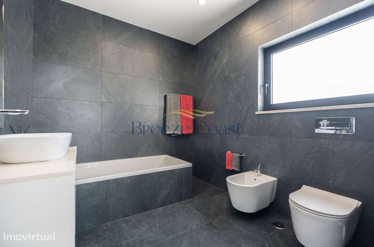 Moradia T4 de Arquitetura Distinta e Elegância Intemporal-35