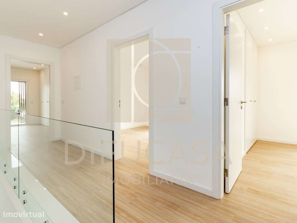 R268 Moradia Duplex - Localizada no centro de Fernão Ferro-23