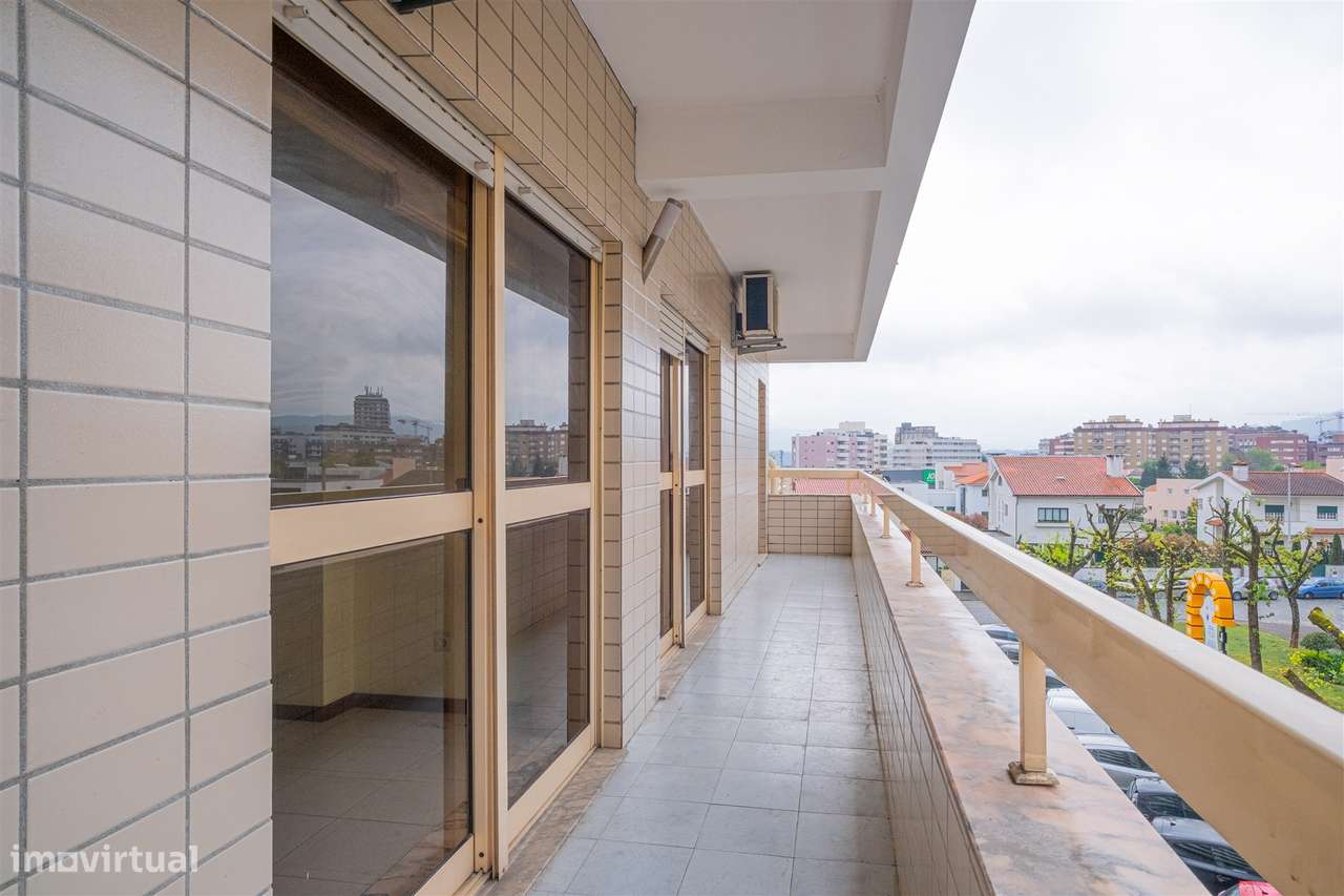 Apartamento T4 em Barcelos – Espaço, Conforto e Excelente Varanda!-25