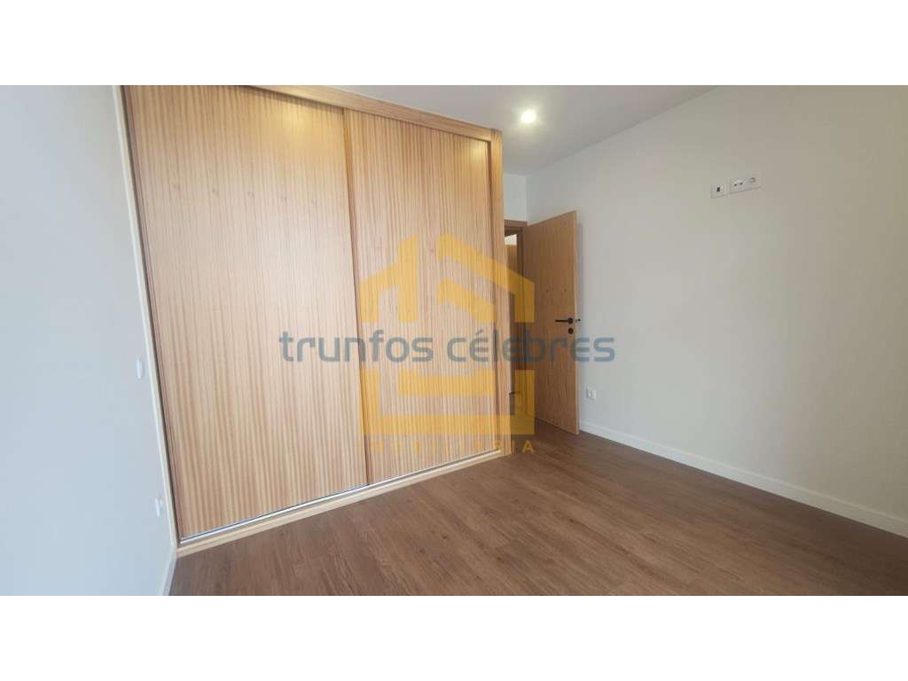 Apartamento T2 Rés do Chão Elevado totalmente renovado com terraço ...-8