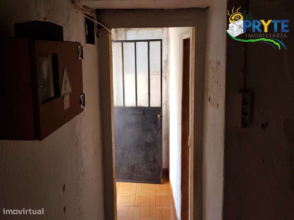 Moradia a necessitar de obras de recuperação com pequeno logradouro - Grande imagem: 5/13