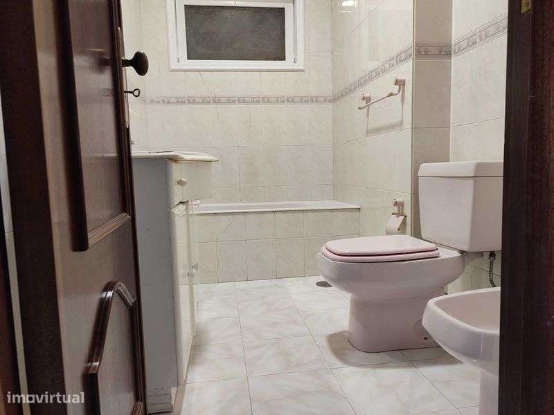 Arrendamento de apartamento t2 na Rua Nossa Senhora dos Remédios, 377 - Grande imagem: 5/11