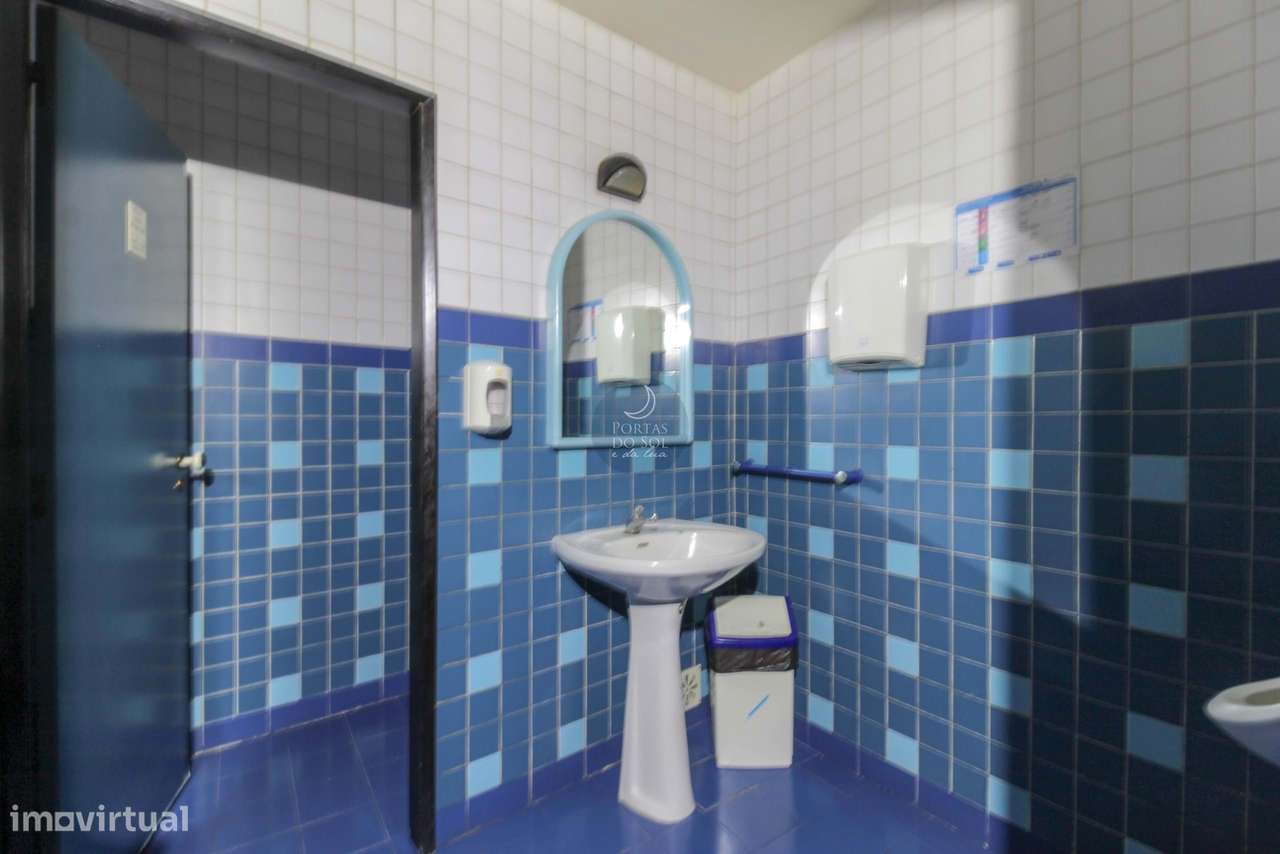 Prédio de 3 Pisos c/ Sótão e Terraço de Topo.-9