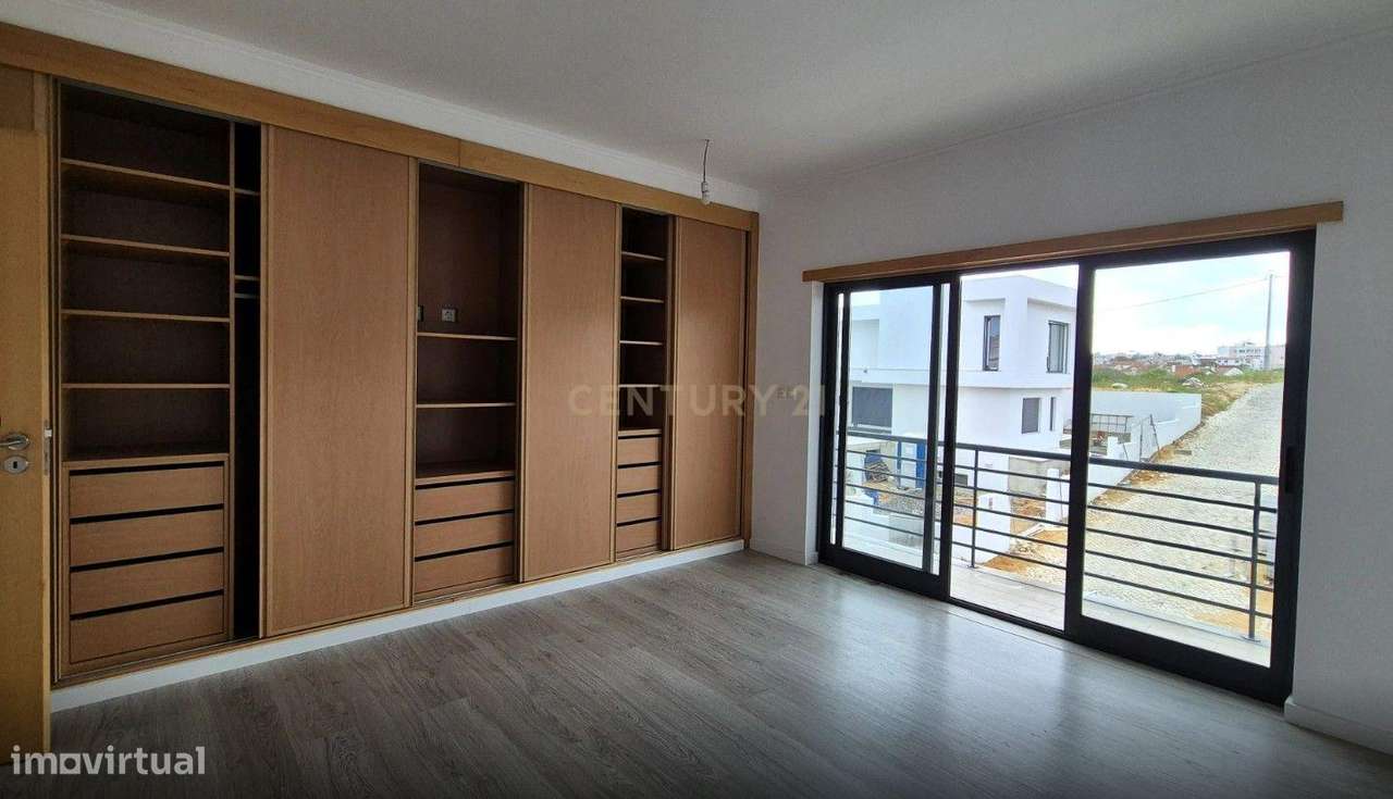 Moradia Isolada T5 de Arquitetura Moderna com Garagem – Quinta da Alem-19