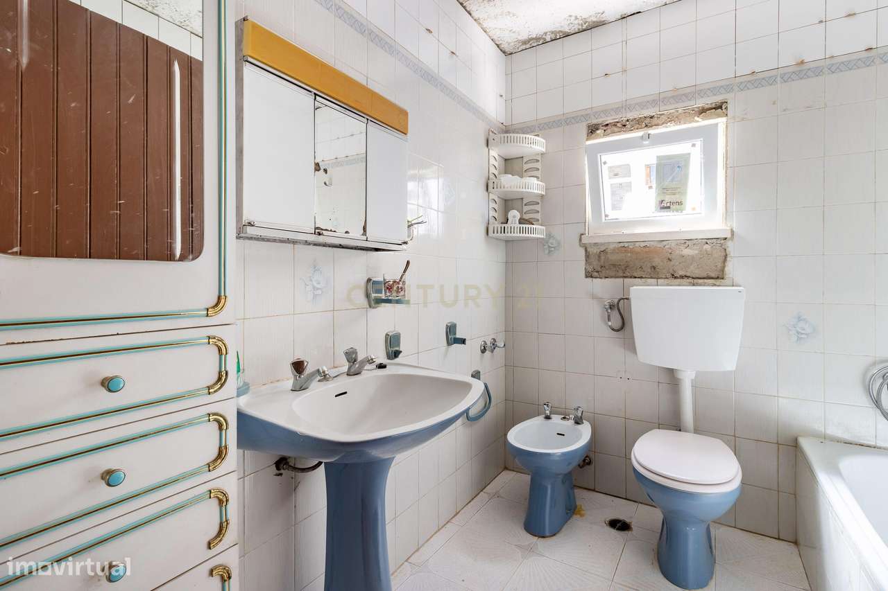 MORADIA T2 EM FASE DE RESTAURO-3