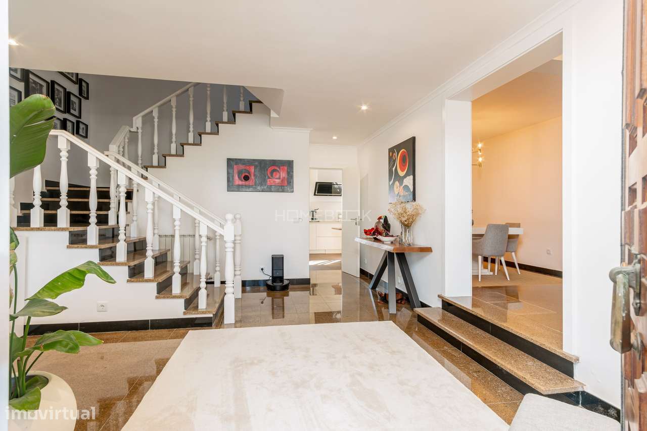 Moradia T5 renovada em condomínio fechado com piscinas, campo de ténis-3