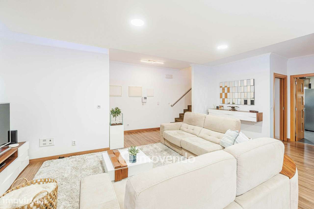 Moradia T3 com garagem, num condomínio com piscina, em Bucelas - Grande imagem: 5/36