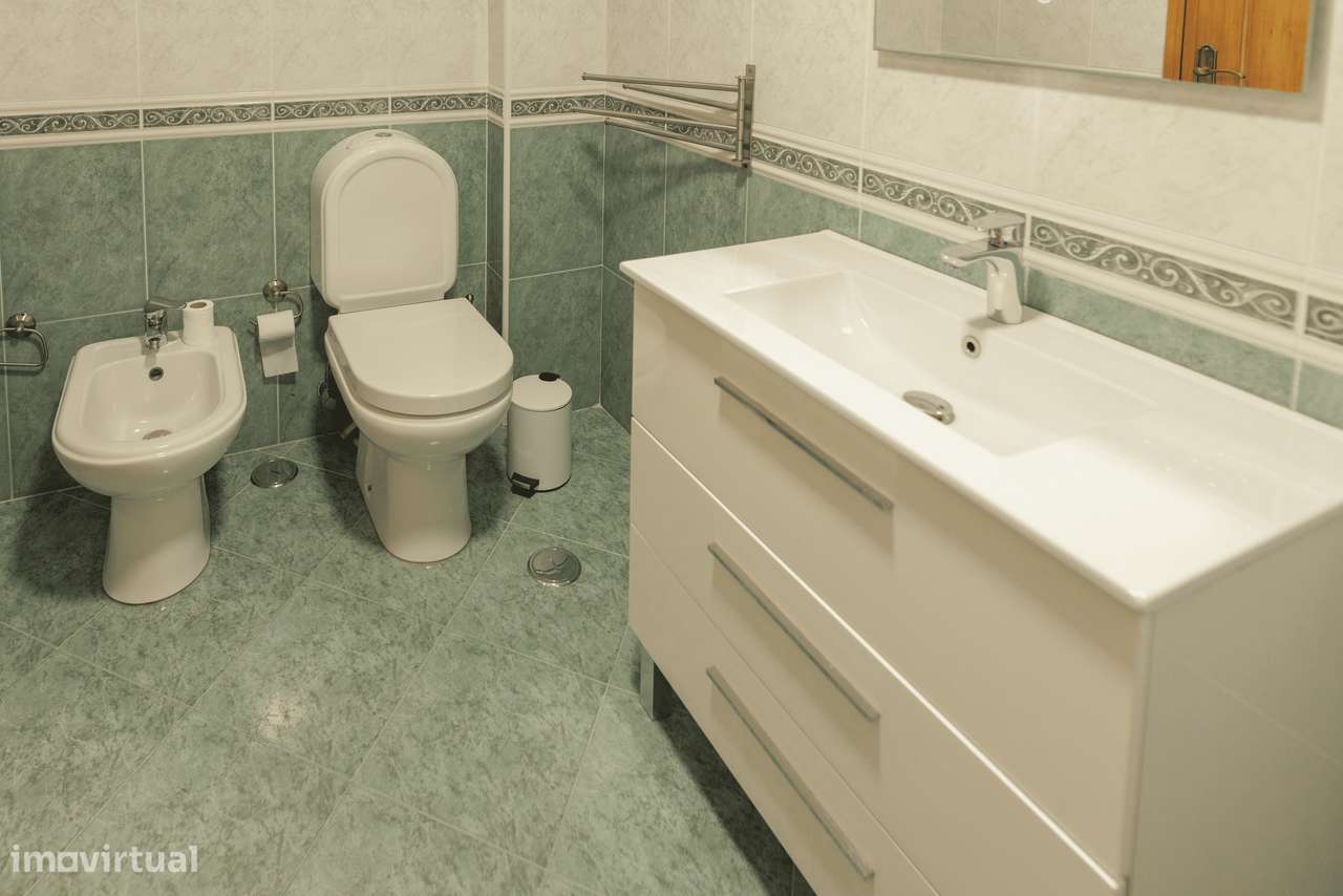 T2 Mobilado com muita luz + 2 varandas + arrecadação 16 m² | Almada - Grande imagem: 2/38