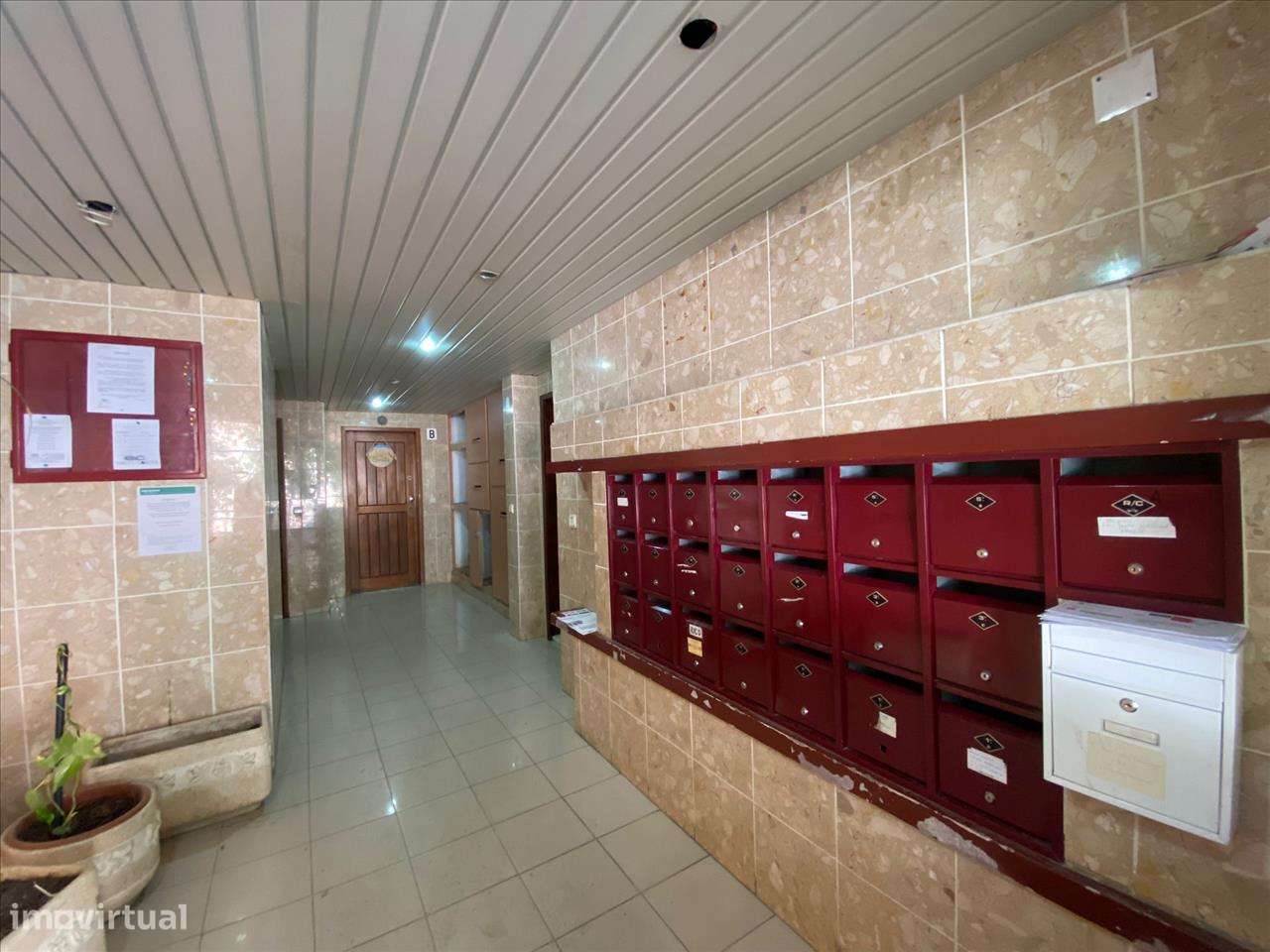 APARTAMENTO T3 OCUPADO ILEGALMENTE, EM PROCESSO JUDICIAL - Grande imagem: 5/9