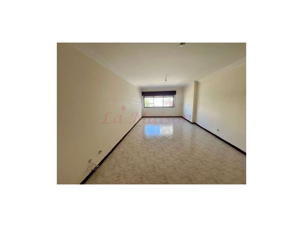 Apartamento T2 com parqueamento em Algueirão - Mem Martins-9