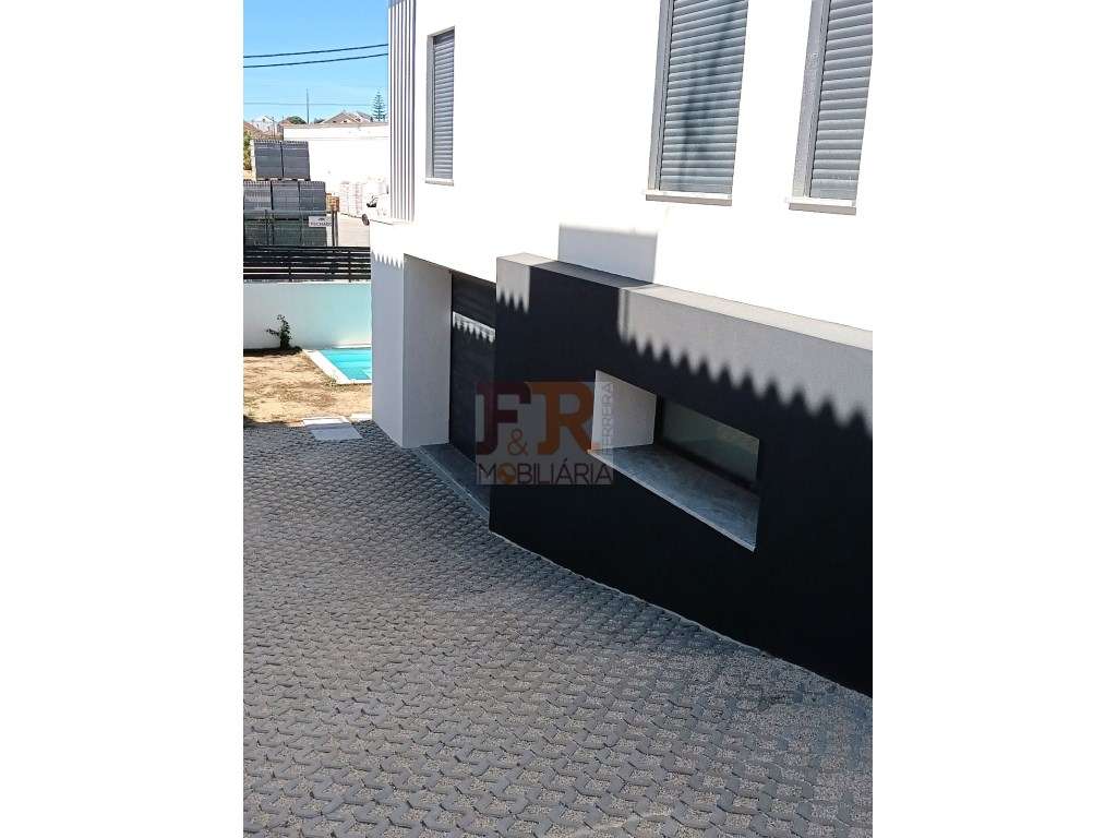 Moradia Pronta T4 com Garagem ,Ginásio e Piscina Sobreda - Grande imagem: 4/16