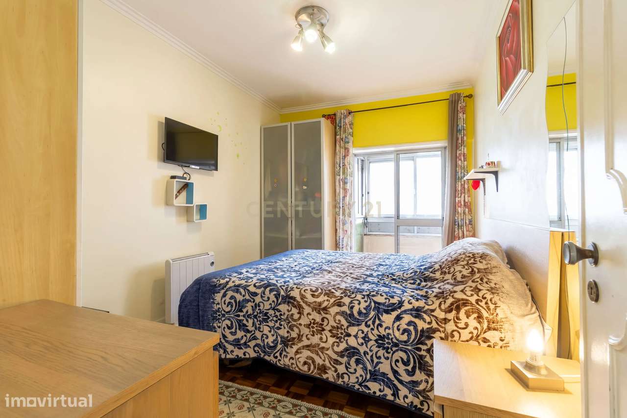 Apartamento T2 com Vista Rio | 2 Varandas / Zona Tranquila e Excelente-14