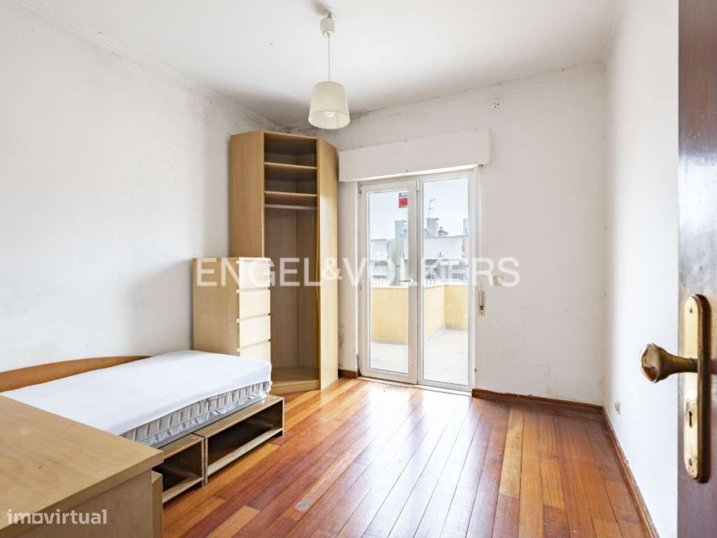 T4 com terraço com vista desafogada-12