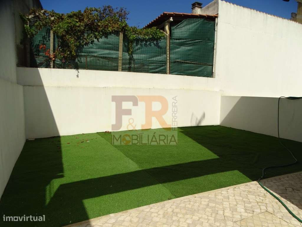 Moradia Geminada Duplex T3 semi-nova com Pérgula , Fernão Ferro
di...-25