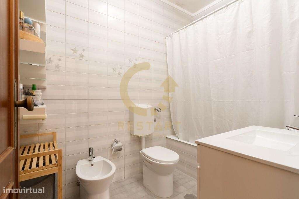 T2 - Parcialmente Renovado - Localização Premium - Vila Nova de Gaia-10