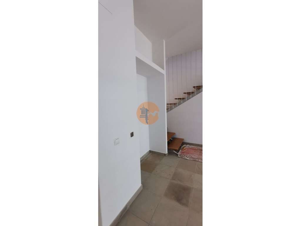 Moradia totalmente renovada numa zona calma onde predomina a habita...-38