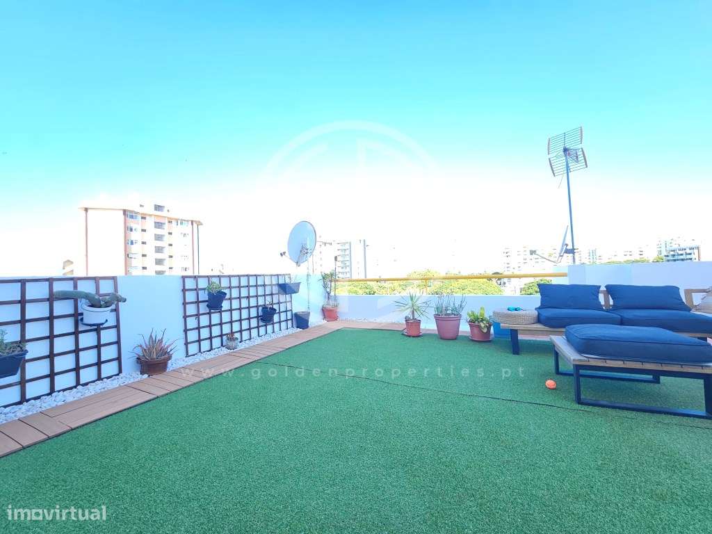 Apartamento T2 em Quarteira, com espaçoso terraço, e perto da praia-14