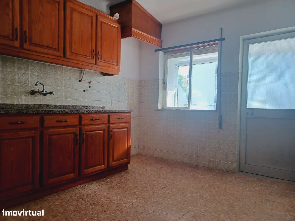 Arrenda-se Apartamento T2 com 90 m² | 3 Frentes | Luminoso - Grande imagem: 5/25