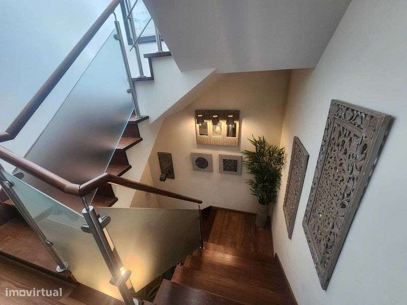 Moradia T3 de 370m² com 4 pisos e potencial para T5 - Grande imagem: 4/12