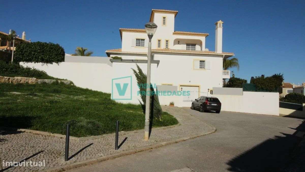 Moradia T7 com piscina e garagem em Loulé-10