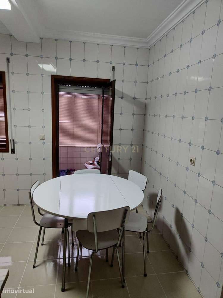 Apartamento T2 com Garagem e Varanda em Marco de Canaveses (centro) - Grande imagem: 4/19