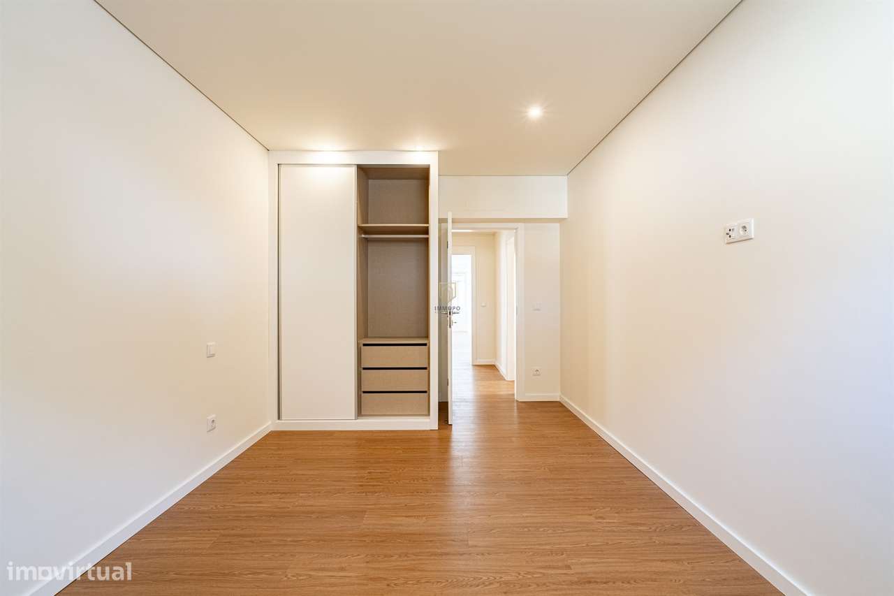 Apartamento T4 totalmente remodelado na Avenida da Boavista, Porto.-12