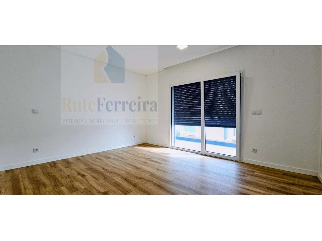 Espetacular Moradia T4 Nova, com Garagem e Logradouro!-34