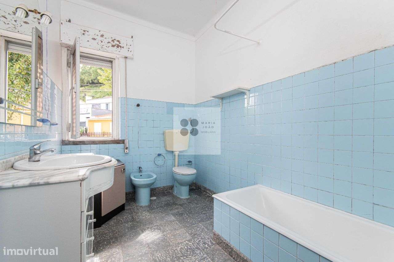 Moradia Bifamiliar, Quintal, Garagem, Local Sossegado.-16