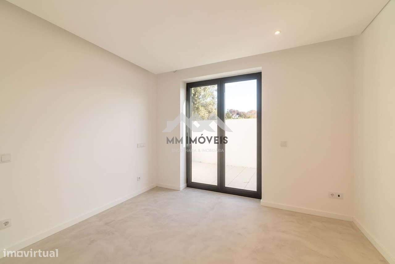 Moradia T3+1 | NOVA | Piscina | Francelos | 4 Frentes | Box | Praia-9