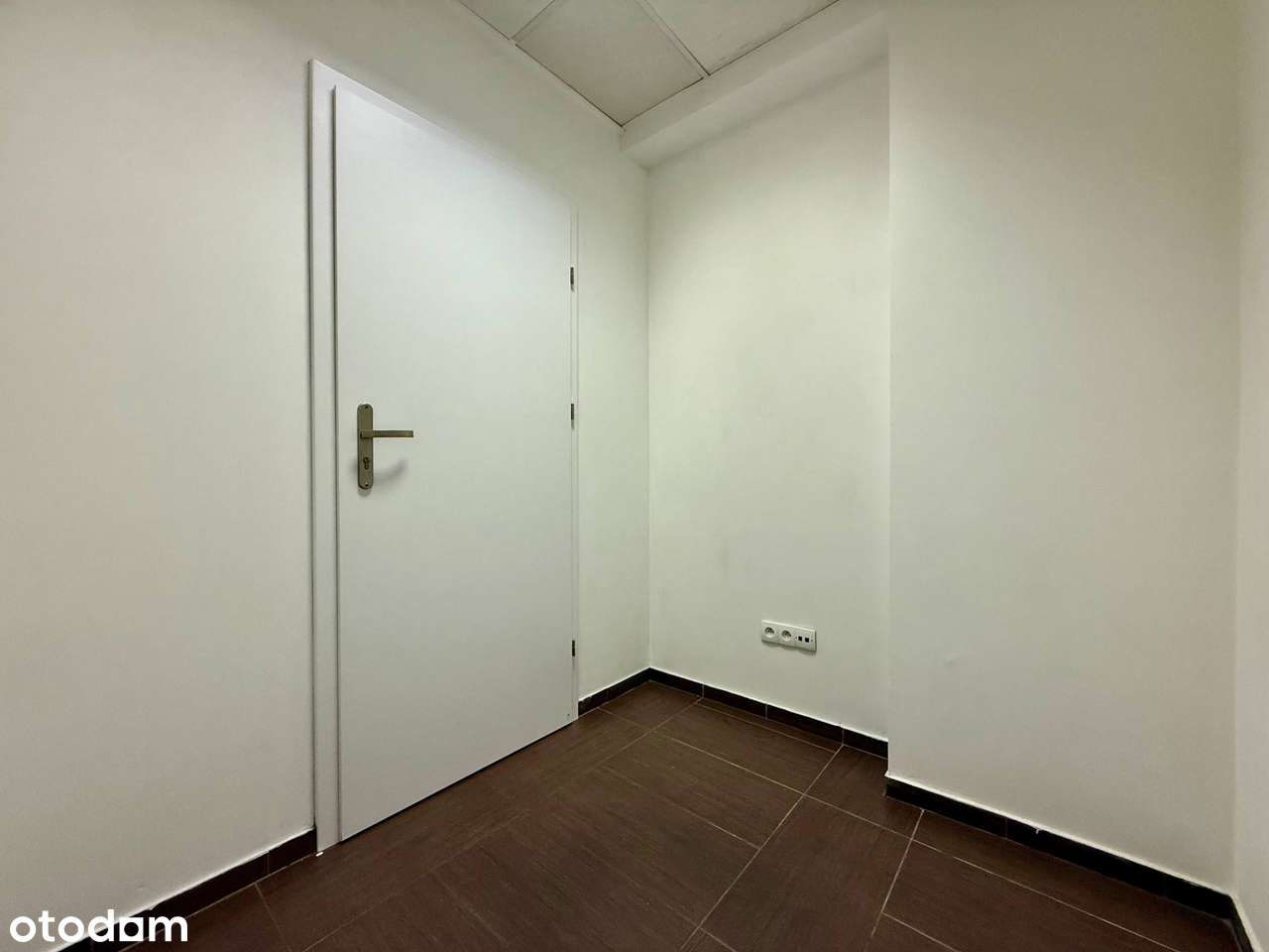 Na sprzedaż lokal użytkowy – Parking | Niski czynsz | Duża przestrzeń-10