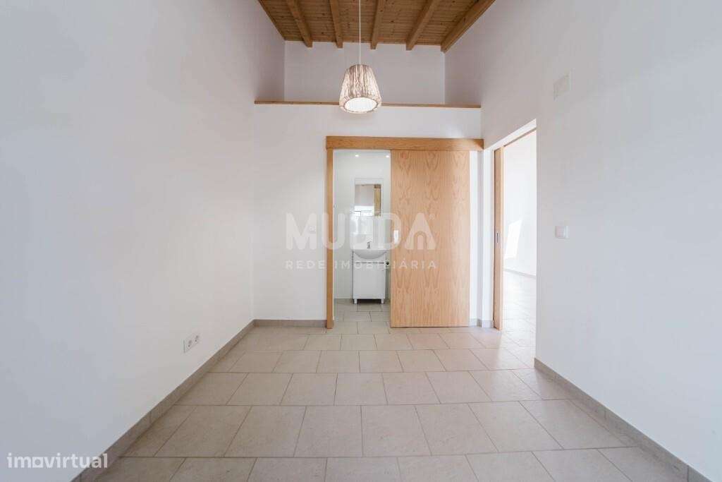 Moradia térrea T1+1 renovada com charme na Rua Direita, 35 mesmo no co-6