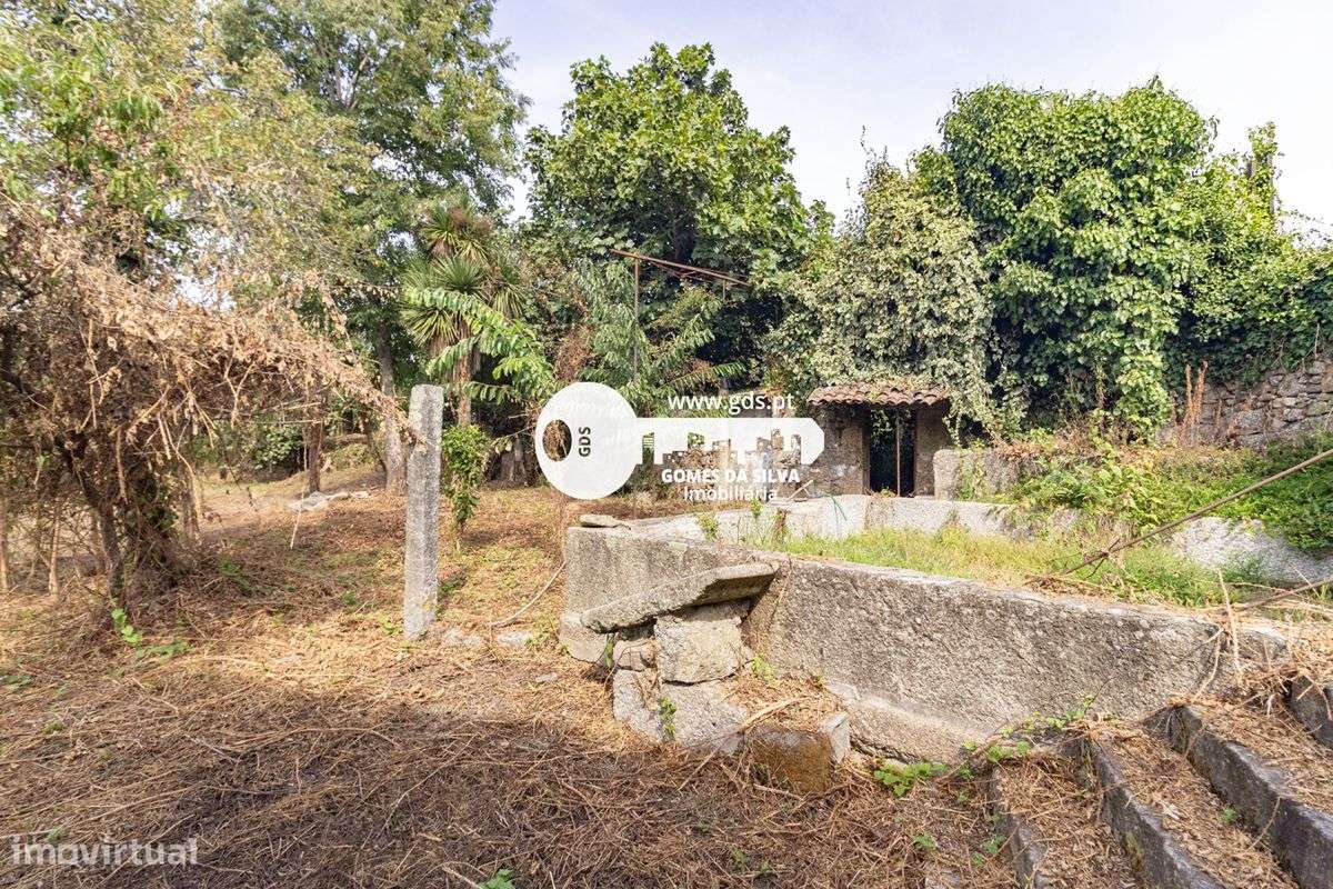 Ruínas em Esporões com terreno de 6.611m2 em área de construção-16