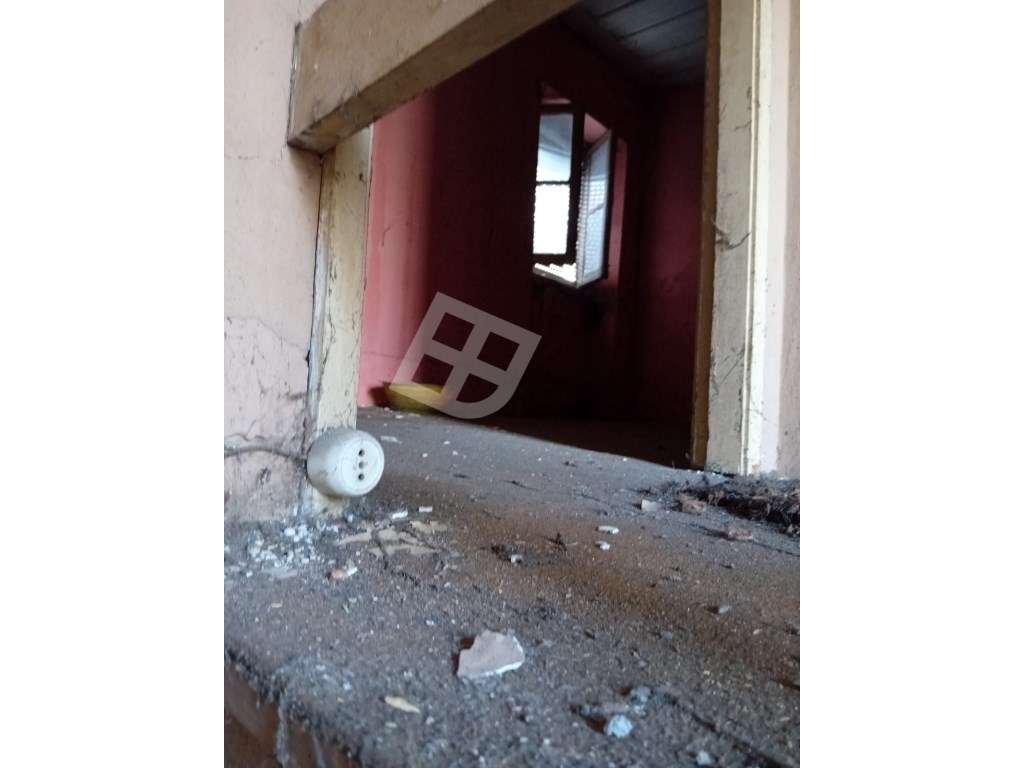 Moradia T2 para reabilitar - Localizada em Esgueira - Aveiro - Grande imagem: 3/20