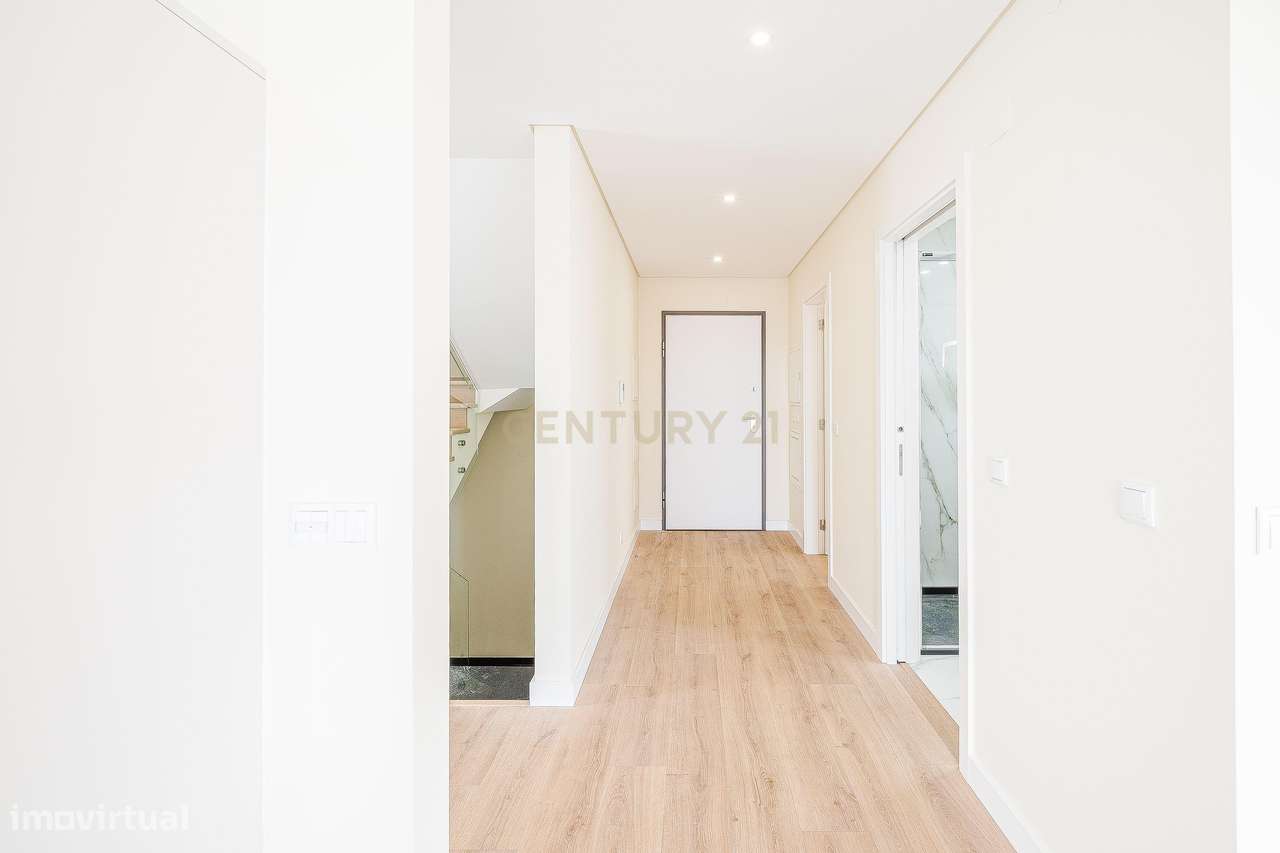 Moradia T4+1 Contemporânea com Piscina-15