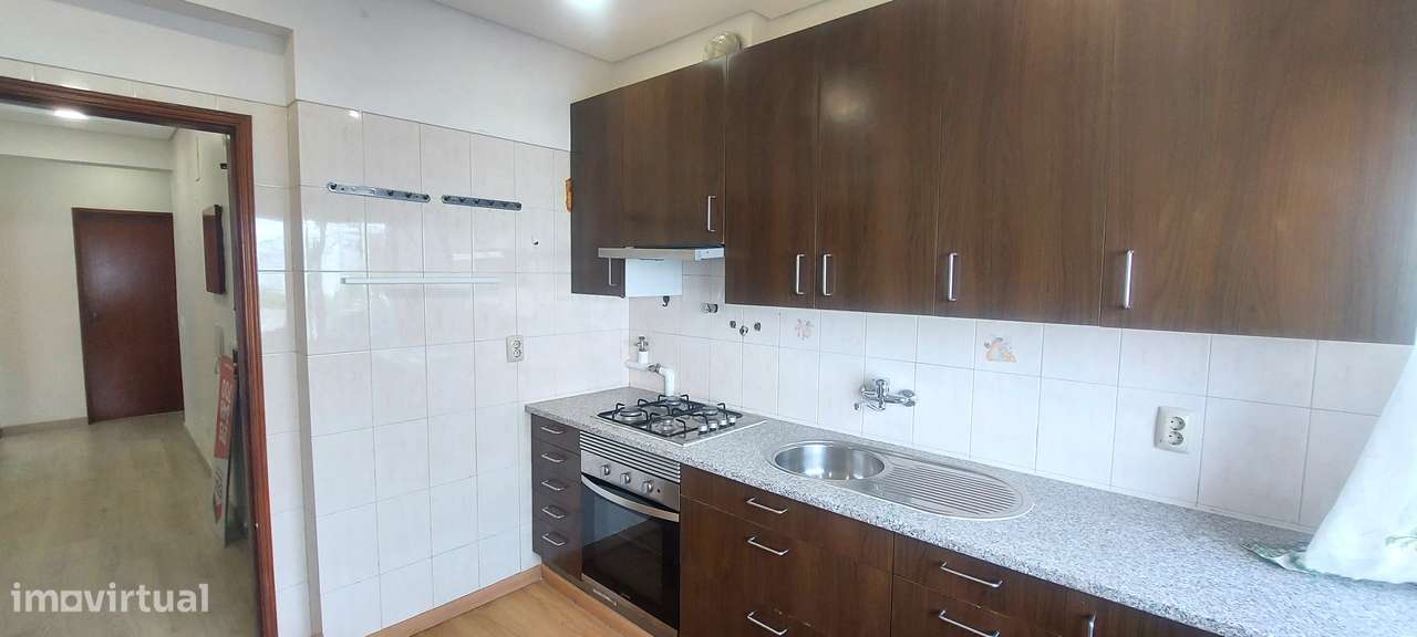 VALE FLORES - T3 REMODELADO COM SUITE NUM R/C-7