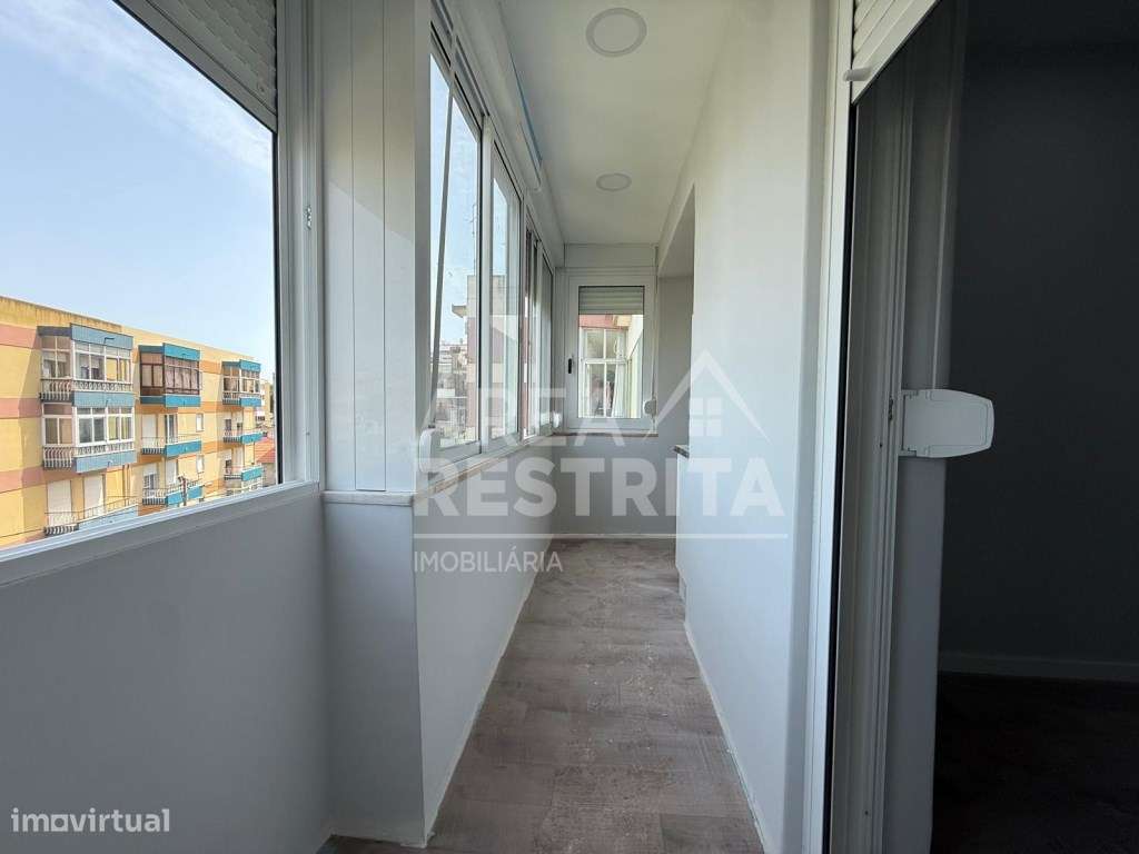 Apartamento T4 transformado em T3 no Laranjeiro-18