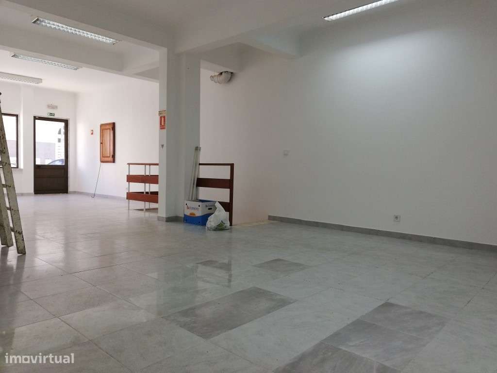 Loja de 2 pisos 50+30m2 e terraço 34m2 na Amadora - Grande imagem: 5/16
