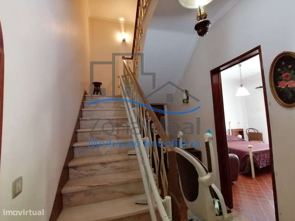 MORADIA COM 2 PISOS , OITO DIVISÕES, GARAGEM E LOGRADOURO - LOCALIZ...-11