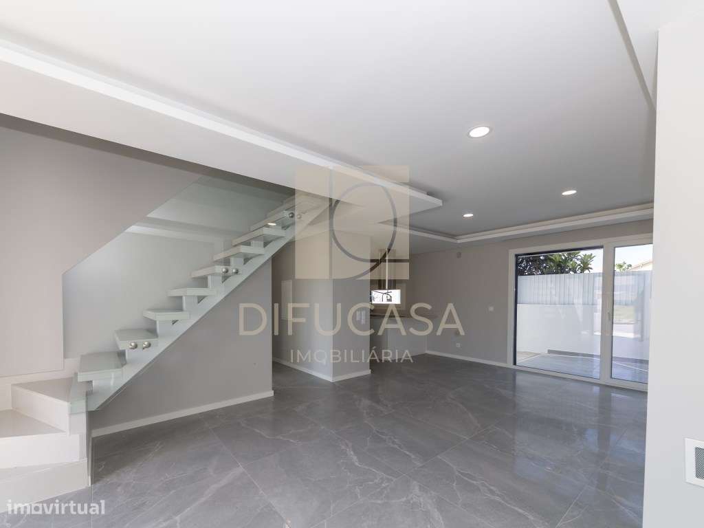 R300 Moradia T3+ 1 (sala de 40m2 localizada centro Fernão Ferro)-7