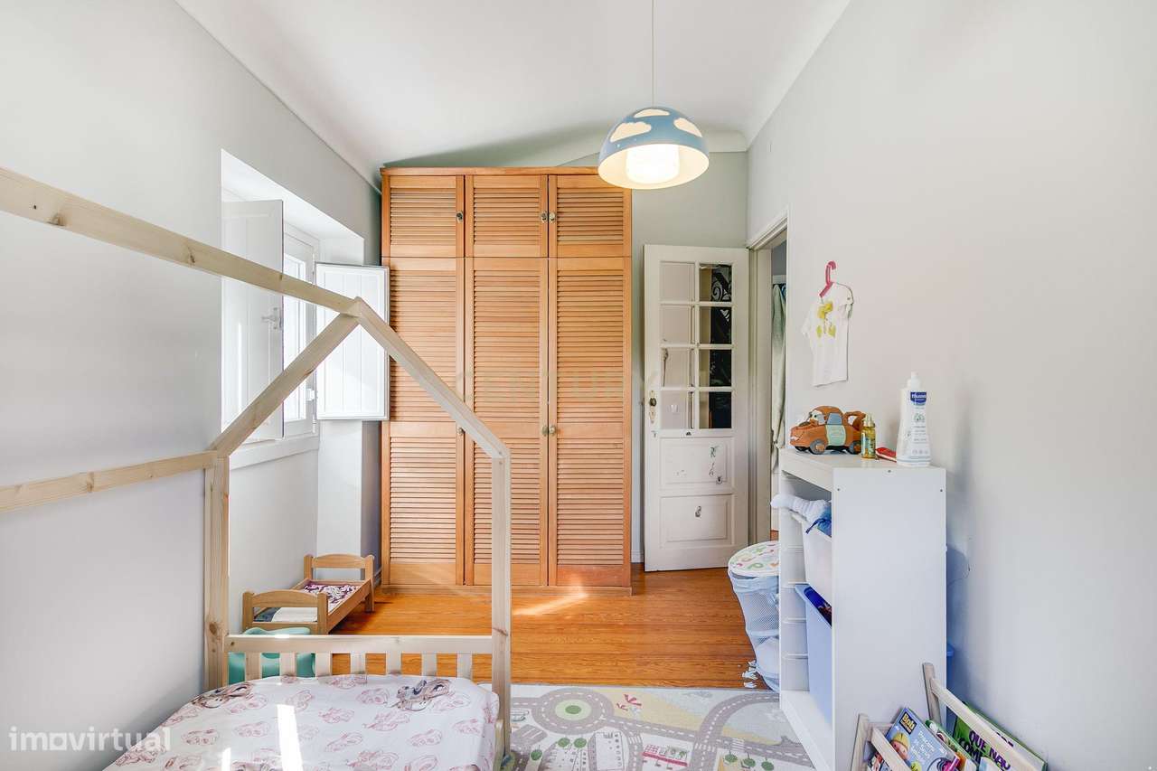 Terreno de 956m2 com duas moradias em Alcântara, Lisboa, uma T4 e T3-42